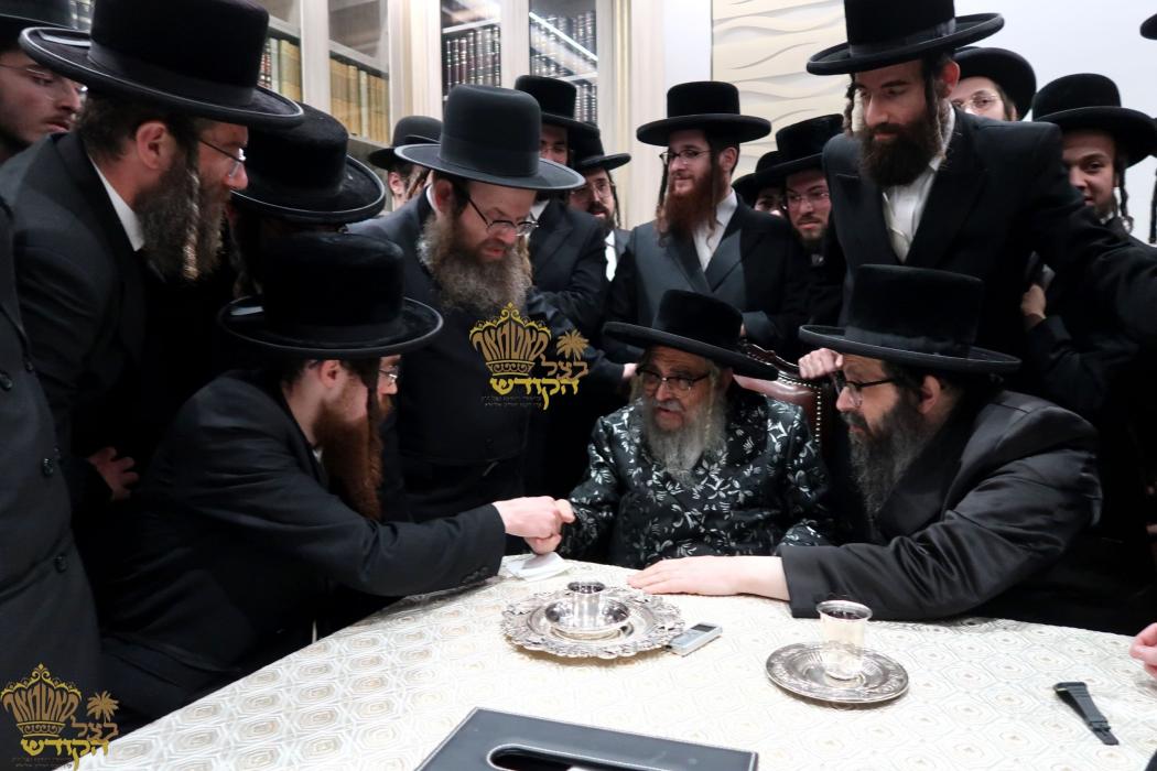 🌴בצל הקודש🌴
רבינו שליט"א בײ קביעות מזוזה ומסיבת לח