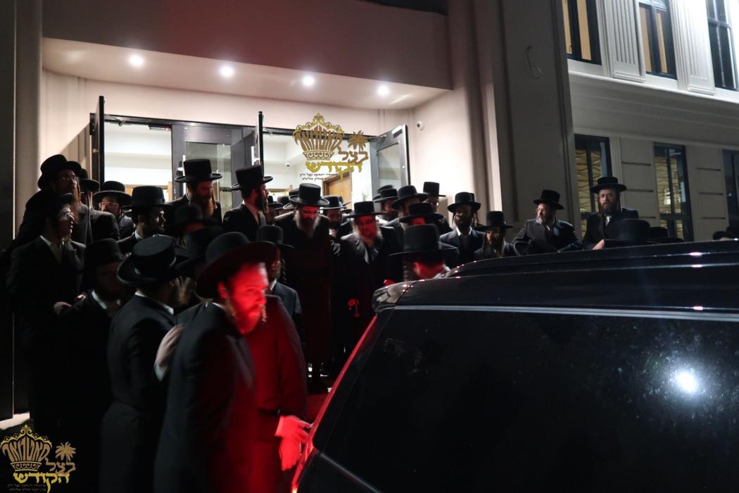 🌴בצל הקודש🌴
רבינו שליט"א בײ קביעות מזוזה ומסיבת לח