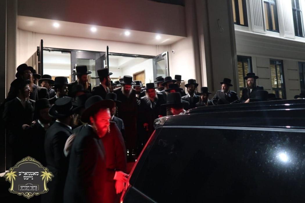 כ''ק רבינו הגה''ק שליט"א בײ קביעות מזוזה ומסיבת לח