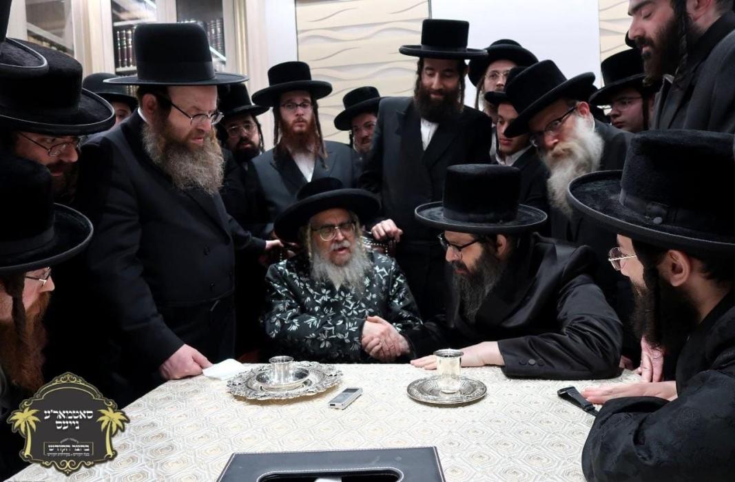 כ''ק רבינו הגה''ק שליט"א בײ קביעות מזוזה ומסיבת לח
