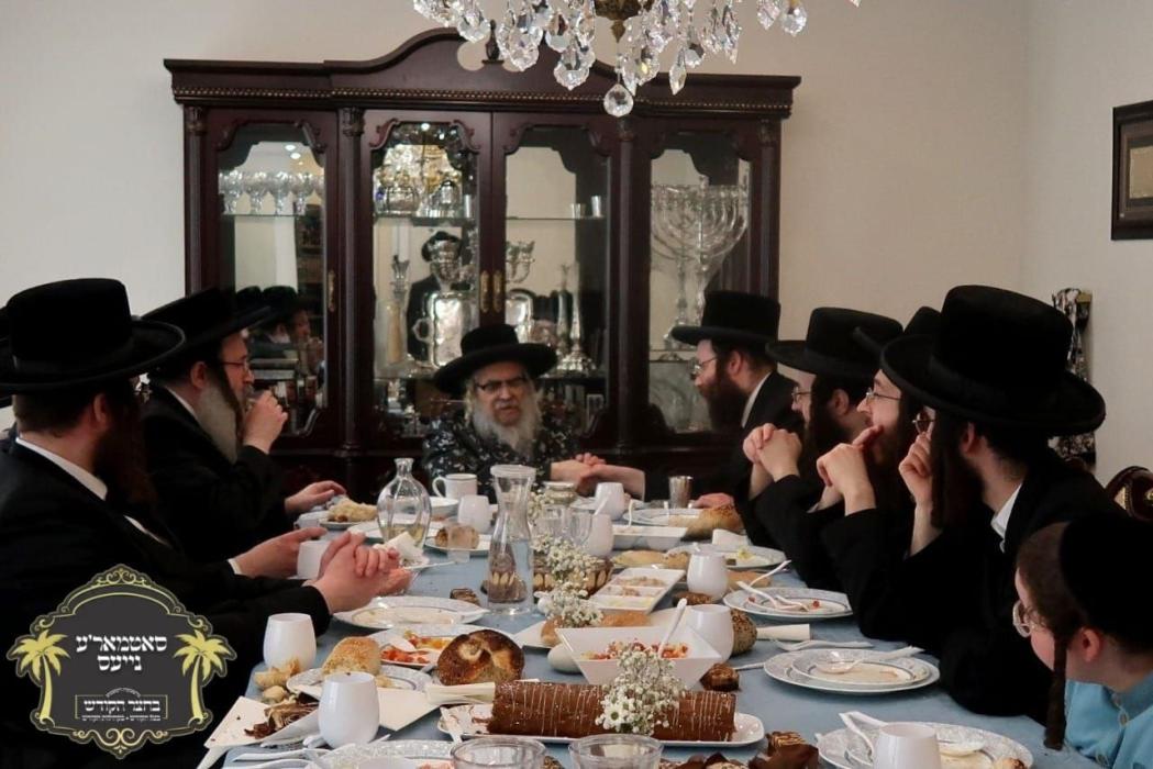 כ''ק רבינו הגה''ק שליט"א ביים שמחת חאלאקע פון נכדו