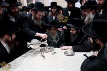 🌴בצל הקודש🌴
רבינו שליט"א בײ קביעות מזוזה ומסיבת לח