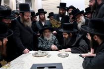 🌴בצל הקודש🌴
רבינו שליט"א בײ קביעות מזוזה ומסיבת לח