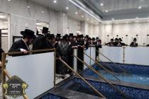 כ''ק רבינו הגה''ק שליט"א בײ קביעות מזוזה ומסיבת לח