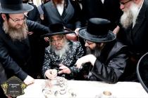 כ''ק רבינו הגה''ק שליט"א בײ קביעות מזוזה ומסיבת לח