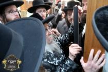 כ''ק רבינו הגה''ק שליט"א בײ קביעות מזוזה ומסיבת לח