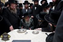 כ''ק רבינו הגה''ק שליט"א בײ קביעות מזוזה ומסיבת לח