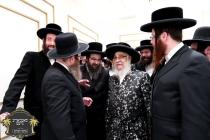 כ''ק רבינו הגה''ק שליט"א בײ קביעות מזוזה ומסיבת לח