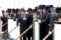 כ''ק רבינו הגה''ק שליט"א בײ קביעות מזוזה ומסיבת לח