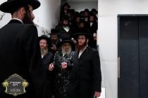 כ''ק רבינו הגה''ק שליט"א בײ קביעות מזוזה ומסיבת לח