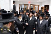 כ''ק רבינו הגה''ק שליט"א בײ קביעות מזוזה ומסיבת לח