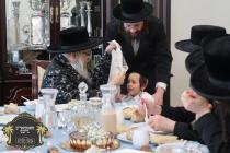 כ''ק רבינו הגה''ק שליט"א ביים שמחת חאלאקע פון נכדו
