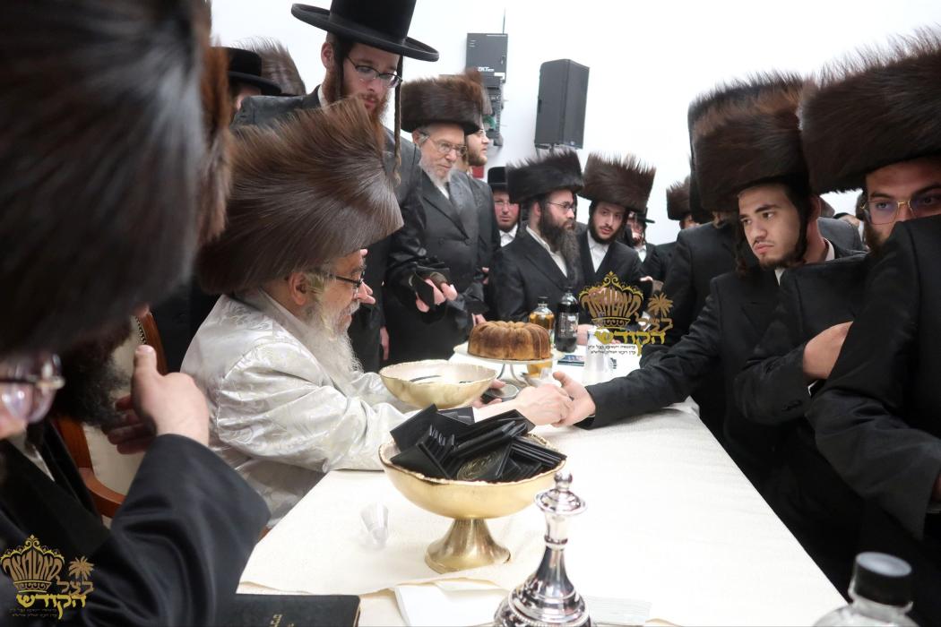 🌴בצל הקודש🌴 
רבינו שליט"א ביים מעמד קביעות מזוזה ו