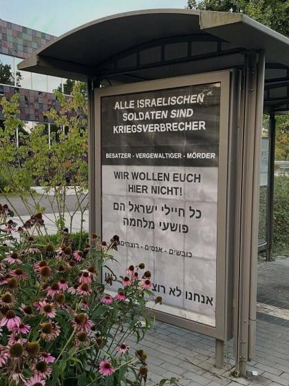 אנטיסעמיטישע שילדן זענען ערשינען ביי עטליכע באס סט