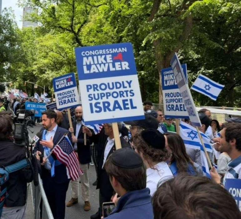 ניו-יארק קאנגרעסמאן מייק לאולער ווערט געזען ביי די