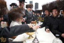 🌴בצל הקודש🌴 
רבינו שליט"א ביים מעמד קביעות מזוזה ו