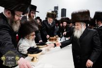 כ''ק רבינו הגה''ק שליט"א ביים מעמד קביעות מזוזה ומ