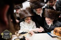 כ''ק רבינו הגה''ק שליט"א ביים מעמד קביעות מזוזה ומ