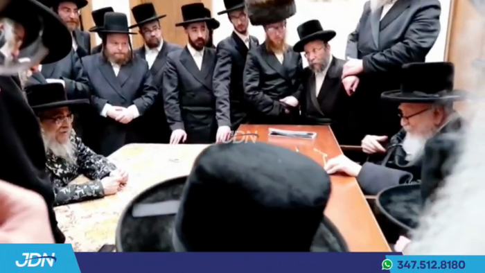 האדמו"ר מסאטמאר ביי ניחום אבלים ביי גיסו האדמו"ר מ