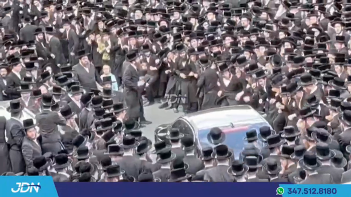 האדמו"ר מסקווירא ביים פארלאזן שיכון סקווירא אויפן 