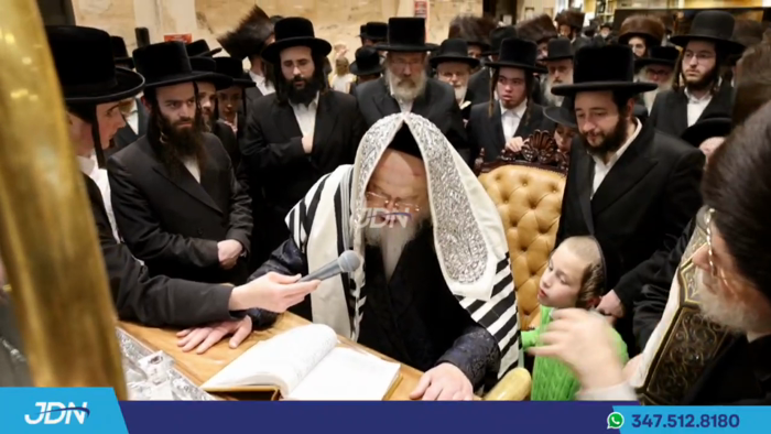 האדמו"ר ממונקאטש ביים פארזאגן די מזמורים ביים הכנס