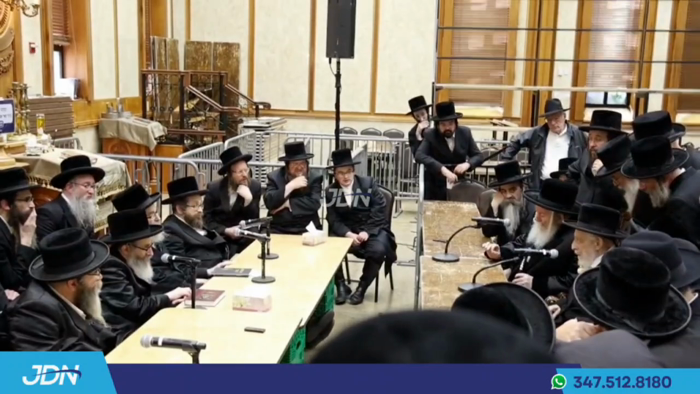 האדמו"ר מבאבוב ביי ניחום אבלים ביי האחים האדמורי"ם