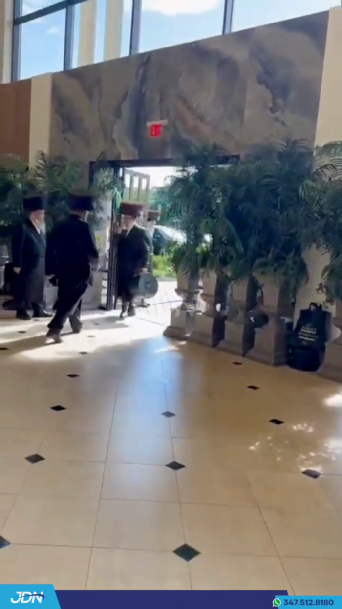 האדמו"ר מסקווירא אנקומענדיג צום שמחת השבע ברכות פו