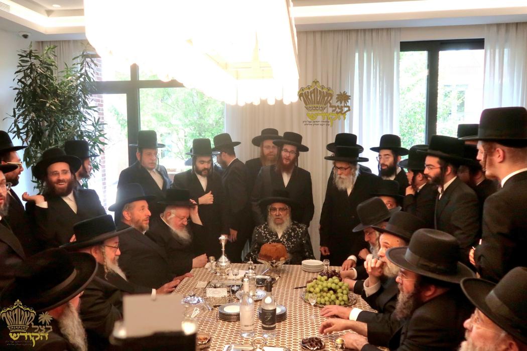 🌴בצל הקודש🌴 
רבינו שליט"א אויף א מסיבת לחיים אין ש