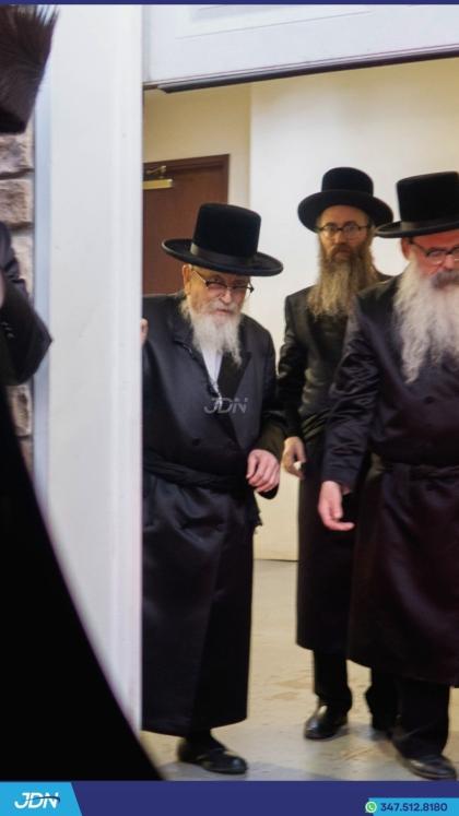 האדמו"ר מסקווירא ביי א חופה נאכן מסע הלוי' פון אחו