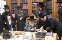 מסיבת לחיים בביתו נאוה קודש פון כ''ק רבינו הגה''ק 