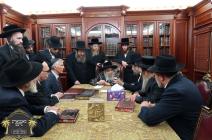 הנהלת ארגון 'רינועל' אינאיינעם מיט עטליכע גרויסע ד