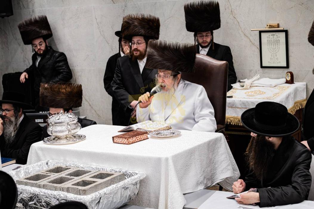 ביים פארזאגן די מזמורי תהלים כהכנה להנחת אבן הפינה