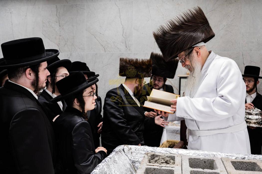 תלמידי הישיבה ביים איבערגעבן א מתנה לרבינו שליט"א 