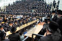כ"ק מרן אדמו"ר שליט"א אינאיינעם מיט בנו הגה"צ אב"ד