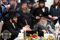 כ''ק רבינו הגה''ק שליט"א ביים חתימת שטרות אין שטוב