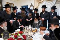 כ''ק רבינו הגה''ק שליט"א ביים חתימת שטרות אין שטוב