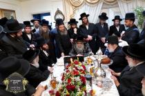 כ''ק רבינו הגה''ק שליט"א ביים חתימת שטרות אין שטוב
