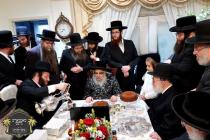 כ''ק רבינו הגה''ק שליט"א ביים חתימת שטרות אין שטוב