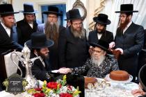 כ''ק רבינו הגה''ק שליט"א ביים חתימת שטרות אין שטוב