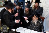 כ''ק רבינו הגה''ק שליט"א ביים חתימת שטרות אין שטוב
