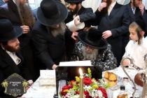 כ''ק רבינו הגה''ק שליט"א ביים חתימת שטרות אין שטוב