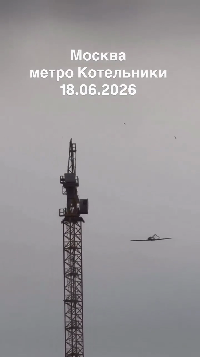 א הייב מאשין וואס איז געשטאנען אין וועג פון אן אוק