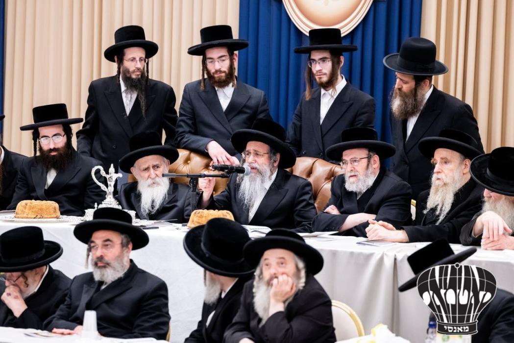 בילדער פונעם חומש סעודה פון  קרוב צו צוויי הונדערט