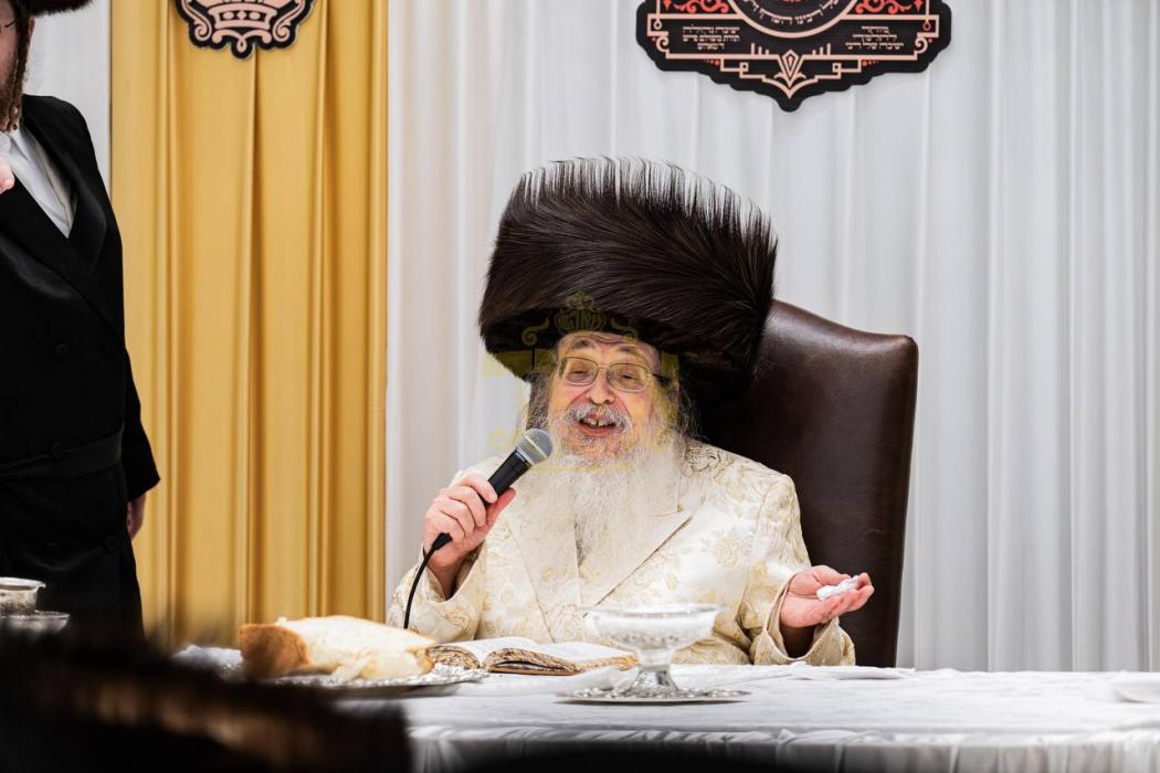 רבינו שליט"א משמיע ברכת הקודש נאכן דערהויבענעם שבת