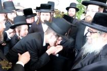 🌴בצל הקודש🌴
רבינו שליט"א ביים אראפקומען פונעם פריו