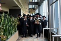 🌴בצל הקודש🌴
רבינו שליט"א ביים אראפקומען פונעם פריו