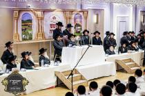 כ''ק רבינו הגה''ק שליט"א ביים חומש סעודה פון די הו