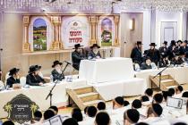 כ''ק רבינו הגה''ק שליט"א ביים חומש סעודה פון די הו