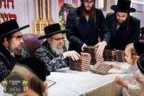 כ''ק רבינו הגה''ק שליט"א ביים חומש סעודה פון די הו