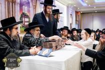 כ''ק רבינו הגה''ק שליט"א ביים חומש סעודה פון די הו
